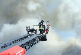 Požar gasilo pet vatrogasaca: Vatra zahvatila porodičnu kuću, pričinjena veća šteta (FOTO)