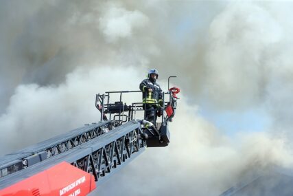 Potrebne velike količine vode i ljudstva: Gori firma kod Bijeljine, na terenu vatrogasci