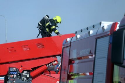Detalji požara kod Bijeljine: Izgorio pogon za proizvodnju košnica, vatrogasci zaustavili vatrenu stihiju