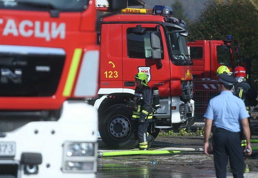 POŽAR U BANJALUCI Planuo automobil, vatrogasci spriječili širenje BUKTINJE