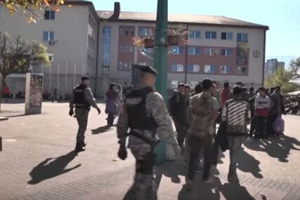 Policija okuplja migrante u Bihaću i odvodi ih u kamp Vučjak (VIDEO)
