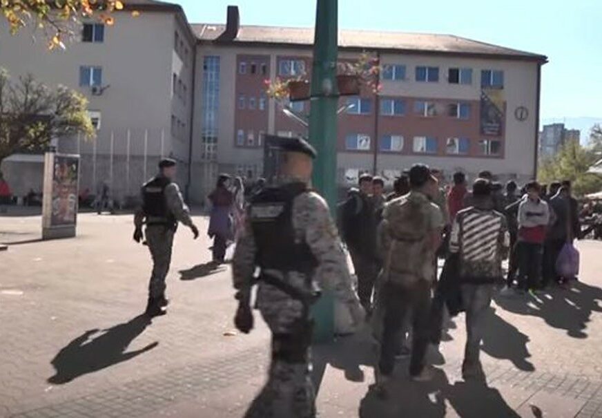 Policija okuplja migrante u Bihaću i odvodi ih u kamp Vučjak (VIDEO)