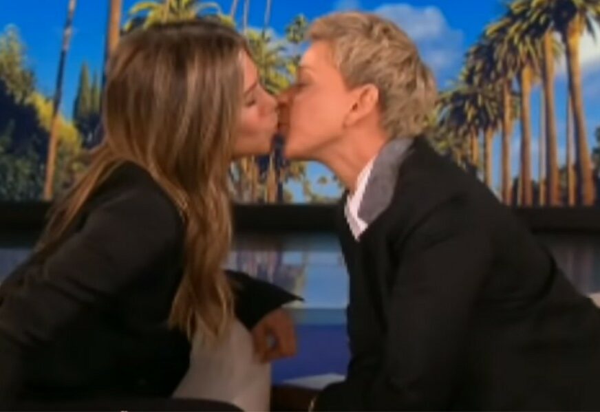 "IMAŠ MEKANE USNE" Komičarka poljubila Dženifer Eniston u emisiji (VIDEO)