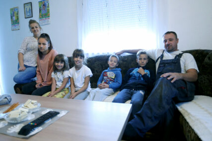 NE UZDAJU SE U DRŽAVU Radujkovići rade šta stignu da prehrane petoro djece i NE ŽALE SE