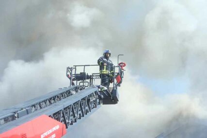 VELIKI POŽAR U ROBNOJ KUĆI Dva vatrogasca povrijeđena, u gašenju plamena učestvuju TRI AVIONA