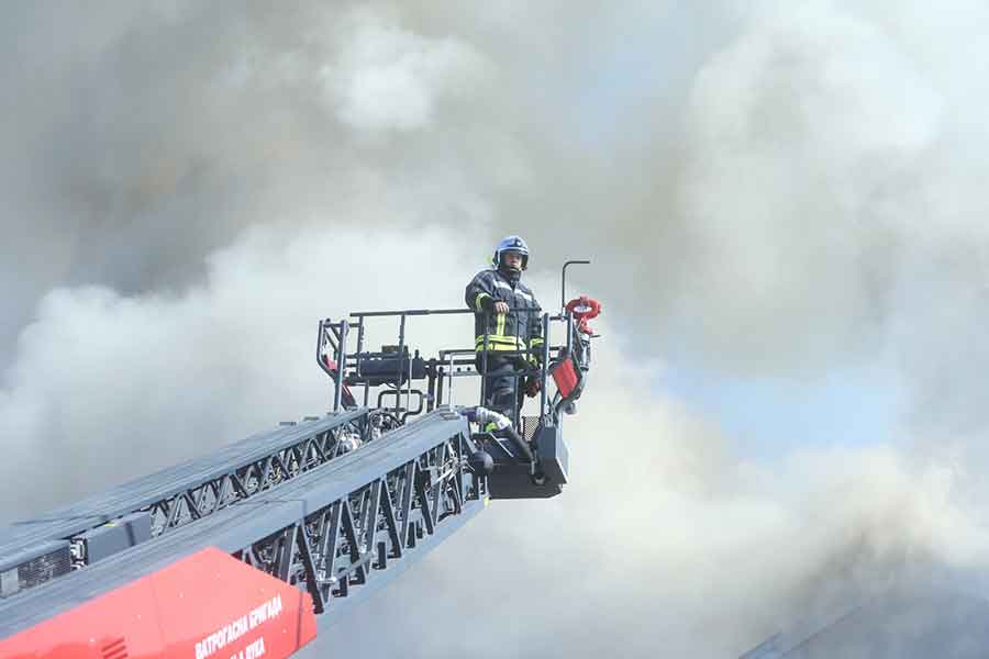 GORI ZGRADA U ZAGREBU Vatrogasci izvukli čovjeka sa balkona