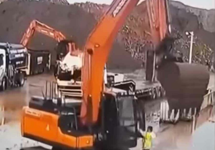 ISKALIO BIJES NA ČETVOROTOČKAŠU Radnik bagerom šefu uništio automobil od 180.000 KM (VIDEO)