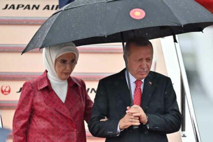 ODNIJELA PUNE KESE Erdoganova supruga MIMO PROTOKOLA pazarila na beogradskoj pijaci