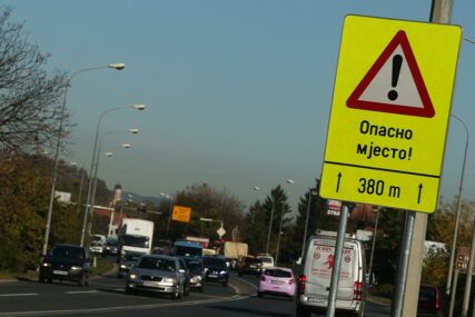 Velike žute table upozoravaju na OPASNOST: Obilježene 42 CRNE TAČKE na putevima Srpske