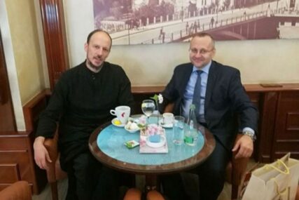 SVIJETAO PRIMJER ISKRENE SARADNJE Vladika i muftija na kafi u Mostaru