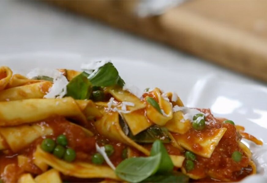 KUVAJTE KAO DŽEJMI OLIVER Brzi sos za špagete pravi se za samo 3 minuta (VIDEO)