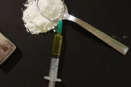 BEZ SVIJESTI LEŽAO NA ULICI Policajci spasli život Bugojancu koji se predozirao heroinom