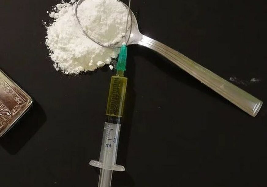 BEZ SVIJESTI LEŽAO NA ULICI Policajci spasli život Bugojancu koji se predozirao heroinom