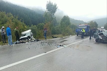 OD UDARA KAMION ZAVRŠIO U KANALU Jedna osoba teško povrijeđena u teškom sudaru