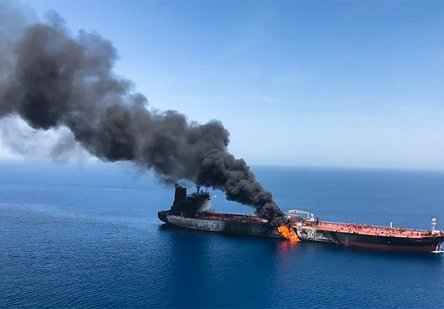 DRAMA U CRVENOM MORU Dvije rakete pogodile iranski tanker, curi nafta