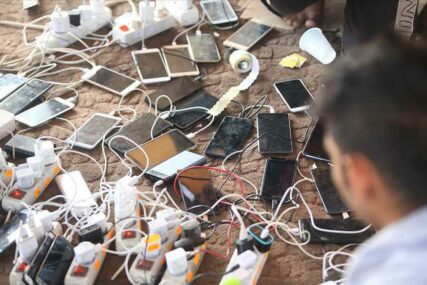 MOBILNE TELEFONE PUNE NA DIZEL Kako se u kampu Vučjak migranti bore da PREŽIVE (FOTO)