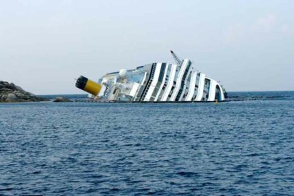 TRAGEDIJA U VODI Teretni brod potonuo nakon udara tajfuna, najmanje pet članova posade poginulo