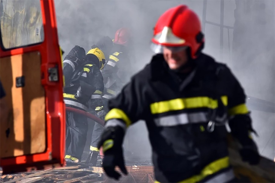 POŽAR U NOVOM SADU Zgrada u plamenu, crni dim izbija na sve strane (VIDEO)