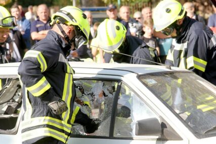 VELIKA TRAGEDIJA Vatrogasci dva sata sjekli vozilo kako bi došli do tijela stradalog mladića