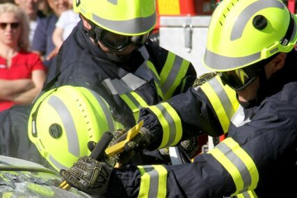 JEDAN MLADIĆ POGINUO, DRUGI SE BORI ZA ŽIVOT Vatrogasci pet sati izvlačili žrtve iz olupine