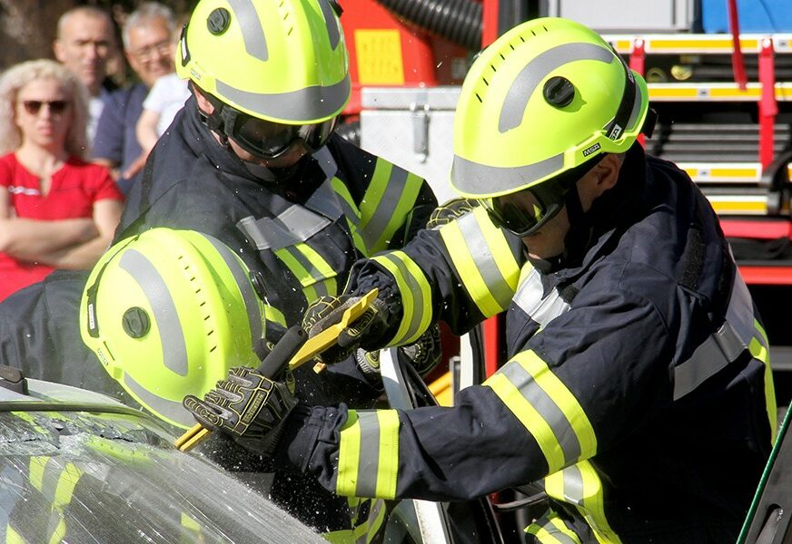 Planuo još jedan auto u Banjaluci: Prilikom požara intervenisali vatrogasci (FOTO)
