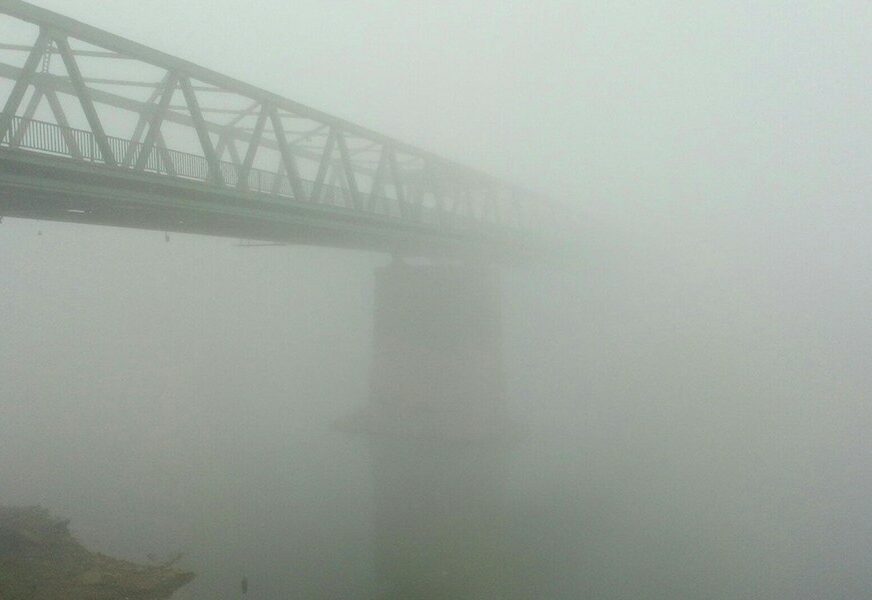 MOST U BIJELOJ ZAVJESI Gusta magla u Gradiški (FOTO)