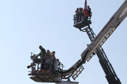 Srušila se skela na visini od 140 metara: Radnici visili na sajlama, jedan poginuo