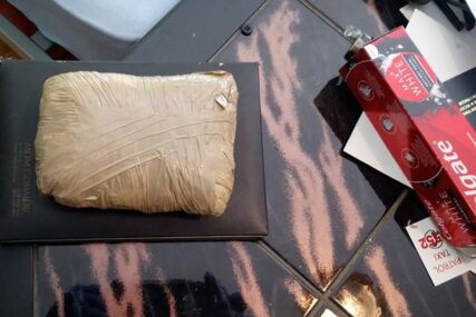 VELIKA ZAPLIJENA U BIJELJINI Policija uhapsila muškarca sa POLA KILOGRAMA KOKAINA (FOTO)