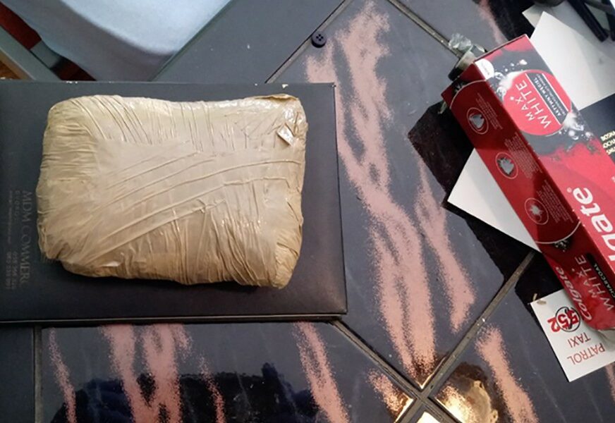 VELIKA ZAPLIJENA U BIJELJINI Policija uhapsila muškarca sa POLA KILOGRAMA KOKAINA (FOTO)