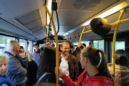 „OD KINE DO ČERNOBILA“ Stanivuković sa mještanima Starčevice u gradskom prevozu (FOTO)