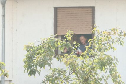 DRAMA U BANJALUCI Policija deložira majku i kćerku iz stana, one PRIJETE SAMOUBISTVOM (VIDEO, FOTO)