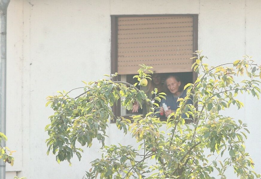 DRAMA U BANJALUCI Policija deložira majku i kćerku iz stana, one PRIJETE SAMOUBISTVOM (VIDEO, FOTO)