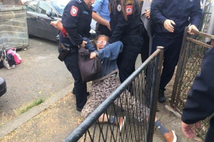 policija grubo izbacuje iz kuće Vukosavu Popović