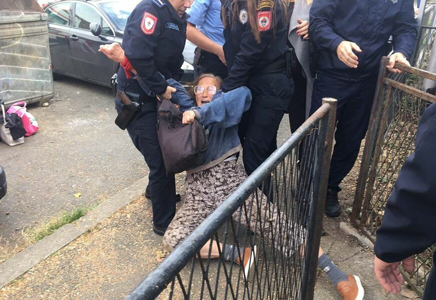 policija grubo izbacuje iz kuće Vukosavu Popović