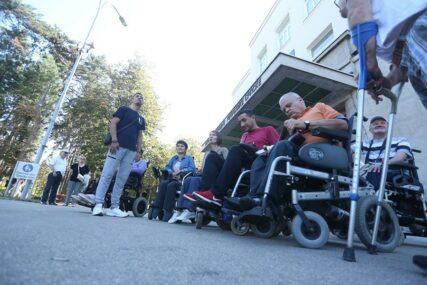 PO 200 KM Novčana podrška za korisnike lične invalidnine i prava na njegu u kući