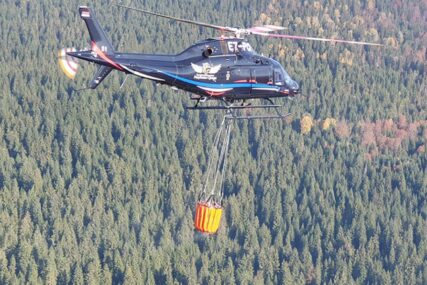 Linija požara je dugačka oko tri kilometra: Helikopterski servis u 30 naleta izbacio 30 tona vode na Čvrsnici