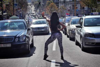 GUŽVA U SAOBRAĆAJU NIKAD ZANIMLJIVIJA Atraktivna crnka ZATRESLA GUZOM nasred ulice (VIDEO)