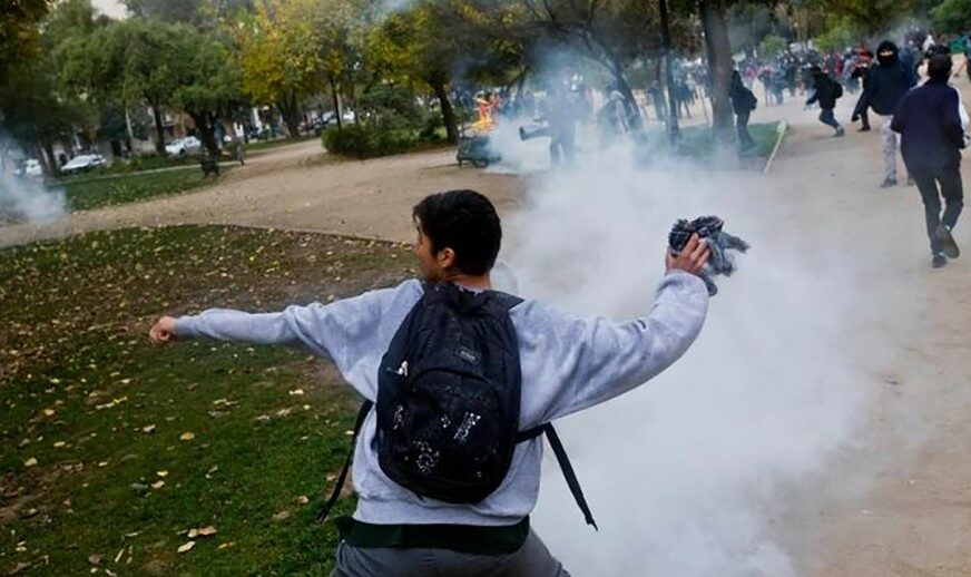 VANREDNO STANJE U ČILEU Protesti prerasli u brutalne sukobe