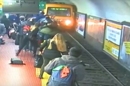 ZAMALO IZBJEGNUTA NESREĆA Žena pala na prugu dok se voz približavao stanici (VIDEO)