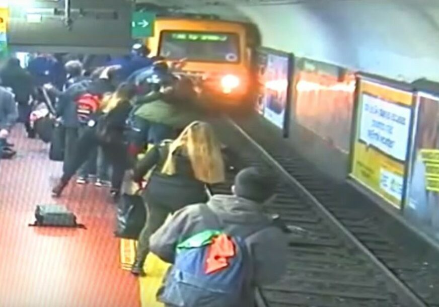 ZAMALO IZBJEGNUTA NESREĆA Žena pala na prugu dok se voz približavao stanici (VIDEO)