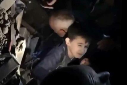 POTRESAN VIDEO IZ ALBANIJE Spasioci pokušavaju da izvuku dječaka iz ruševina, MALIŠAN U SUZAMA