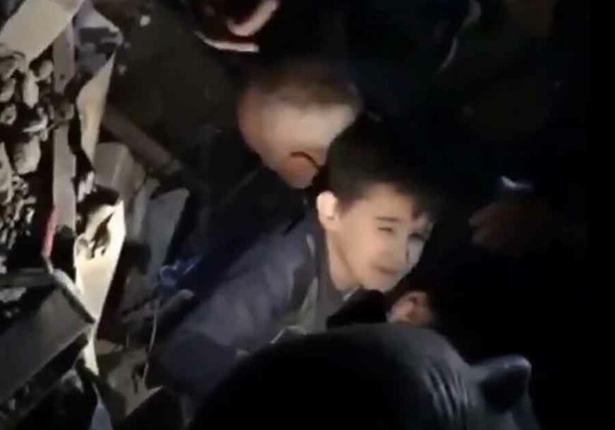 POTRESAN VIDEO IZ ALBANIJE Spasioci pokušavaju da izvuku dječaka iz ruševina, MALIŠAN U SUZAMA