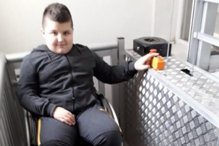 POMOĆ DJEČAKU S CEREBRALNOM PARALIZOM U školi napravljen lift, Ahmed Mešić na nastavu ide sam