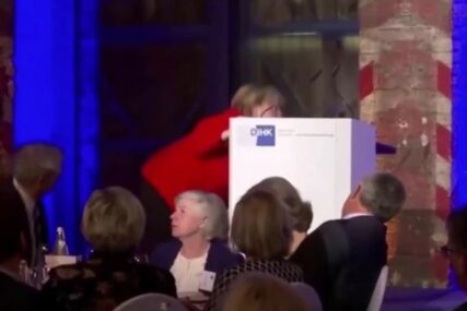 Angela Merkel PALA izlazeći na binu, pa se OVAKO NAŠALILA na svoj račun (VIDEO)