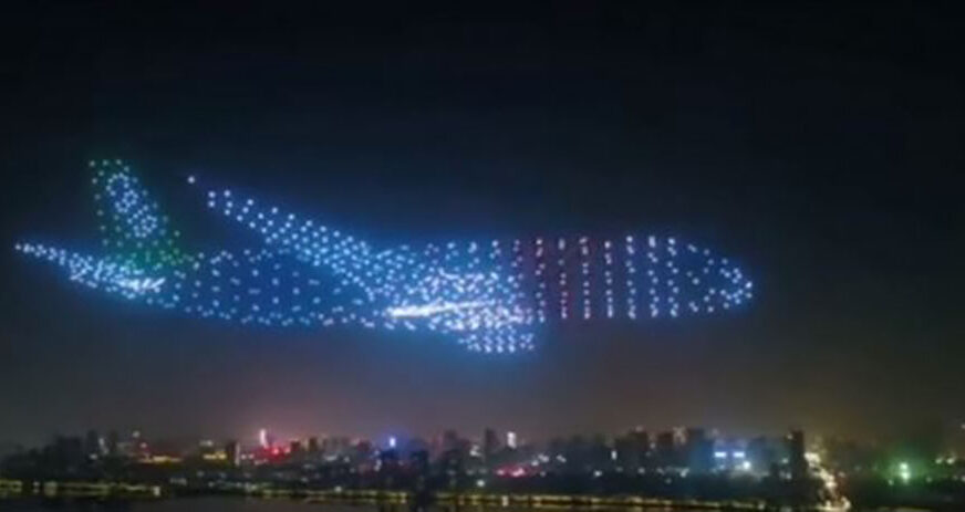 PRIZOR KOJI FASCINIRA Pogledajte kako izgleda kada 800 dronova formira oblik aviona (VIDEO)