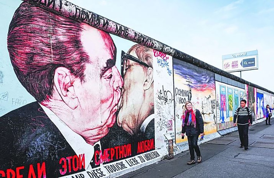 SIMBOLIČNO DIJELIO DVIJE NJEMAČKE Na današnji dan prije 30 godina pao je Berlinski zid (FOTO)