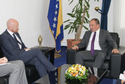 "VLASTI U BiH NA SVIM NIVOIMA MORAJU RADITI" Crnadak sa ambasadorima Češke i Velike Britanije