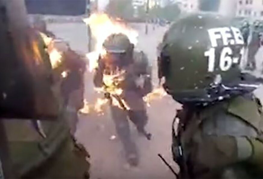 NASILJE I NEREDI U ČILEU NE JENJAVAJU U sukobu tokom protesta dvije policajke ZAPALJENE (VIDEO)