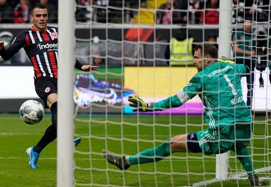 KOSTIĆ UNIŠTIO ŠAMPIONA Frankfurt PREGAZIO Bajern, Srbin dominirao