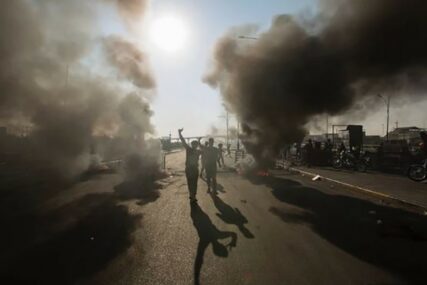 DRUGI DAN HAOSA U BAGDADU Demonstranti pale vatru i razbijaju prozore ambasade SAD